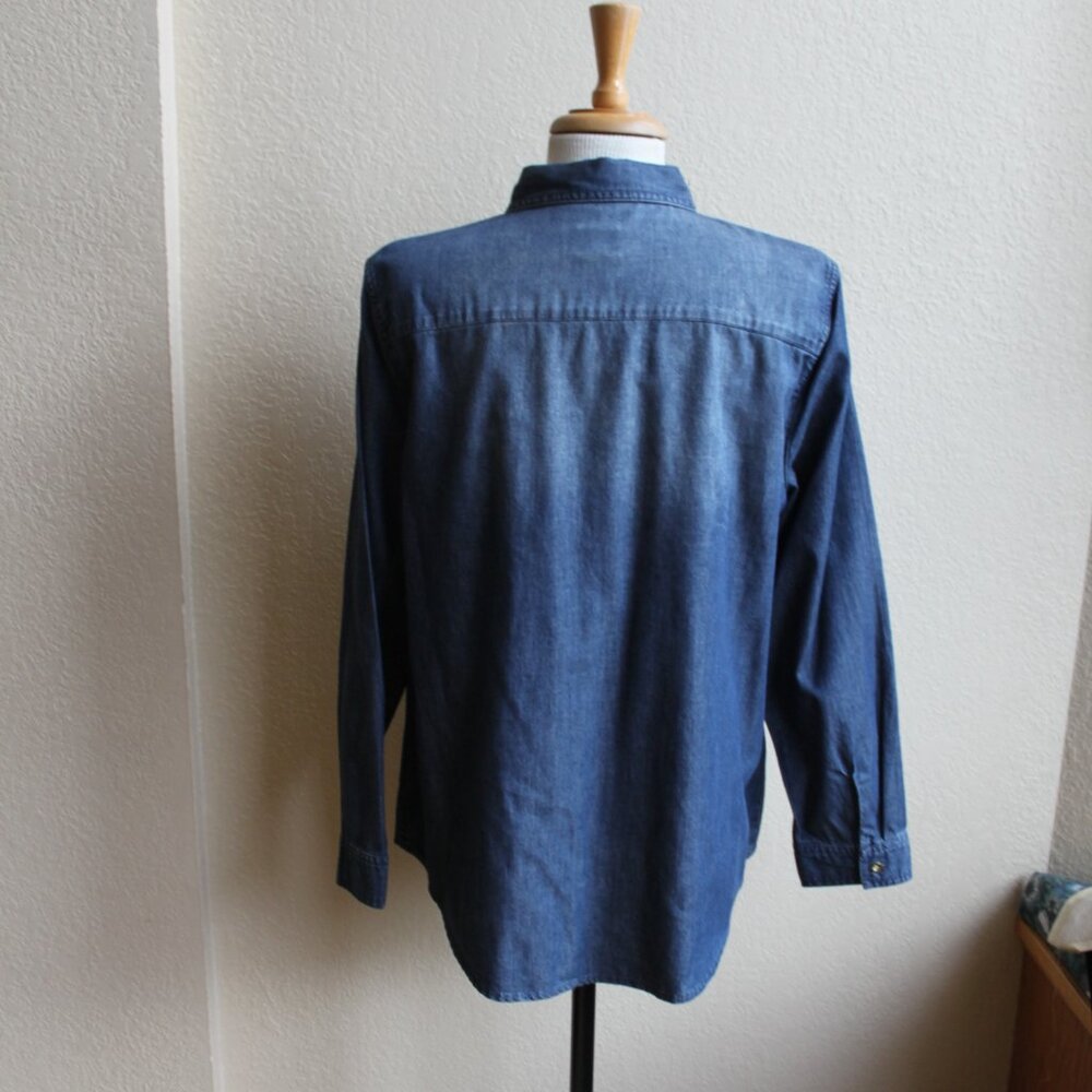 Chico's Blue Lightweight 100% Cotton Denim Button Down Shirt 2 M/L Gold Buttons - Picture 3 of 5